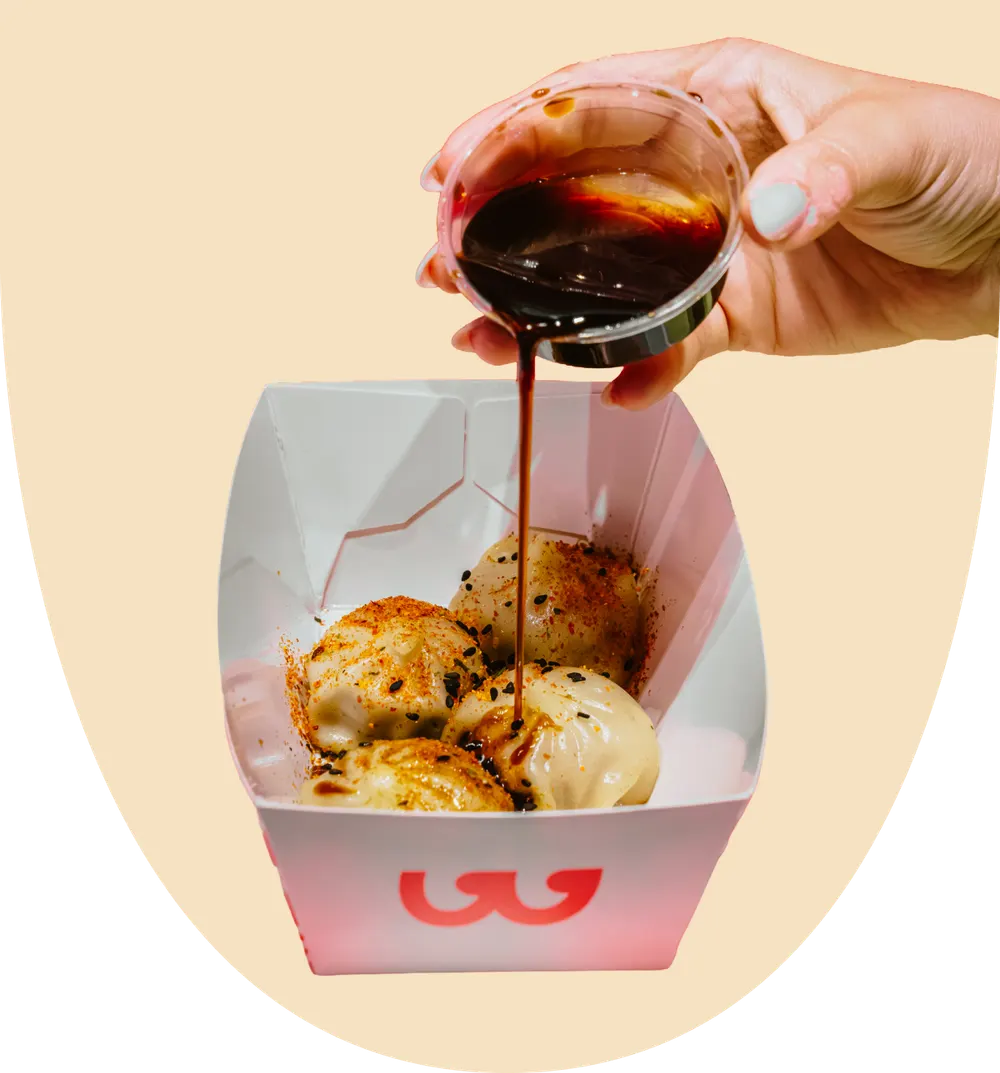 Salsa versata sui ravioli Waso